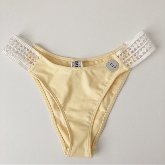 NWT Forever 21 Bikini Bottom | Size S - Picture 1 of 4